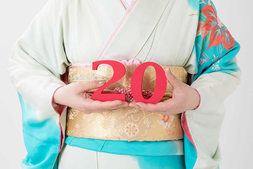 20という数字を手に持つ振袖姿の女性