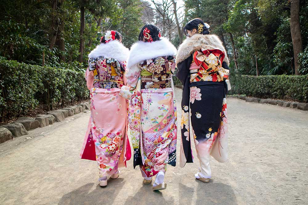 成人式で振袖姿の3人の女性