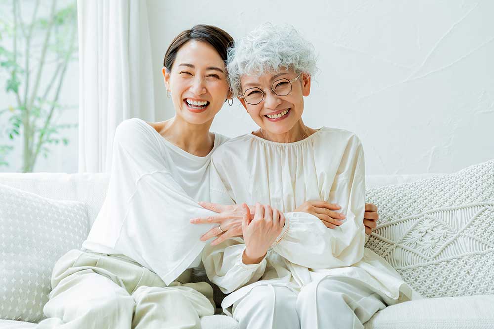 笑顔で仲良くくっついている母親と娘