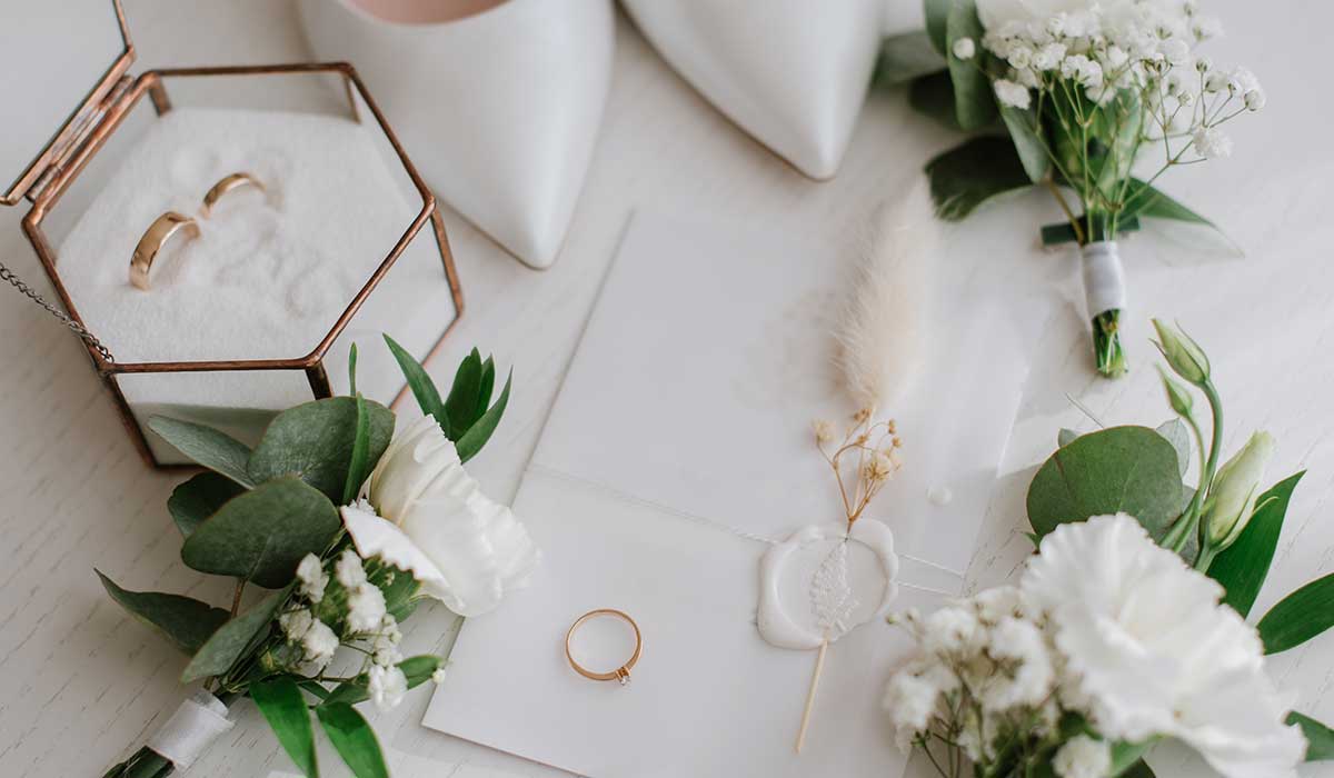 指輪、手紙、ブーケ、ウェディングパンプスが並べられている
