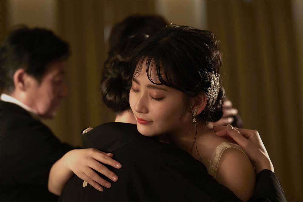 結婚式で母親と新婦が抱き合っている感動シーン