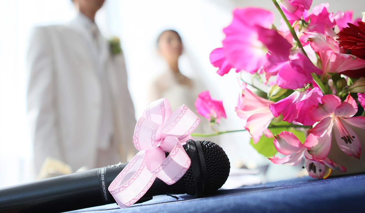 新郎新婦の高砂にマイクが置かれている