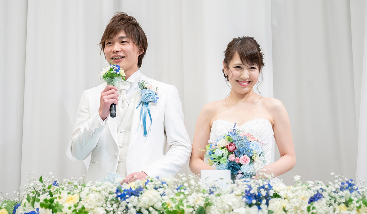 披露宴会場で謝辞をする新郎新婦