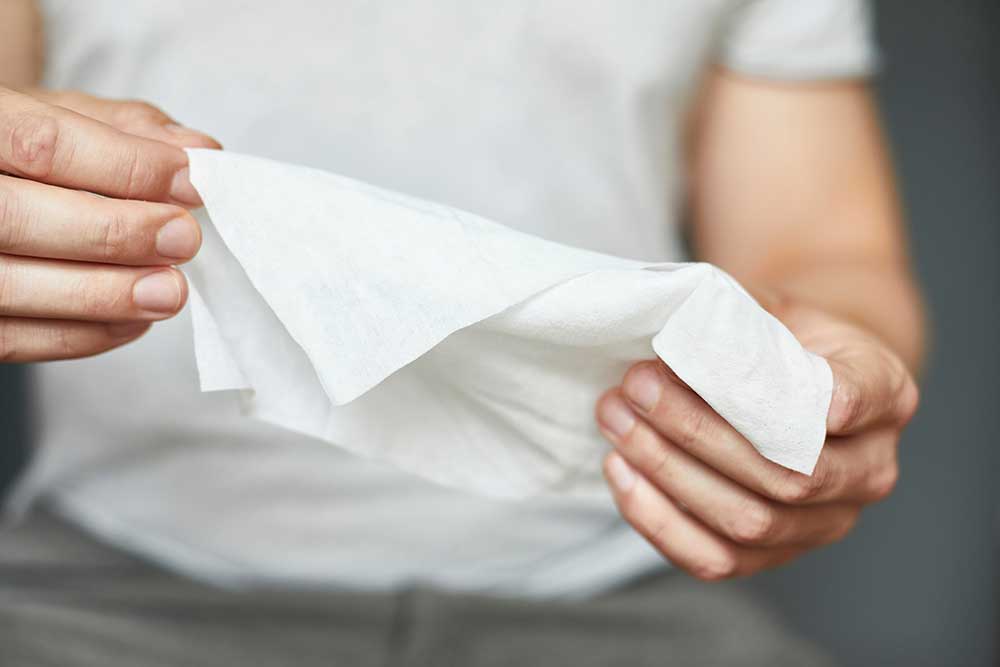ウェットティッシュで手を拭いている
