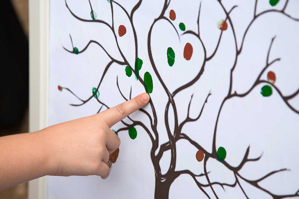 ウェディングツリーにフィンガースタンプを押している