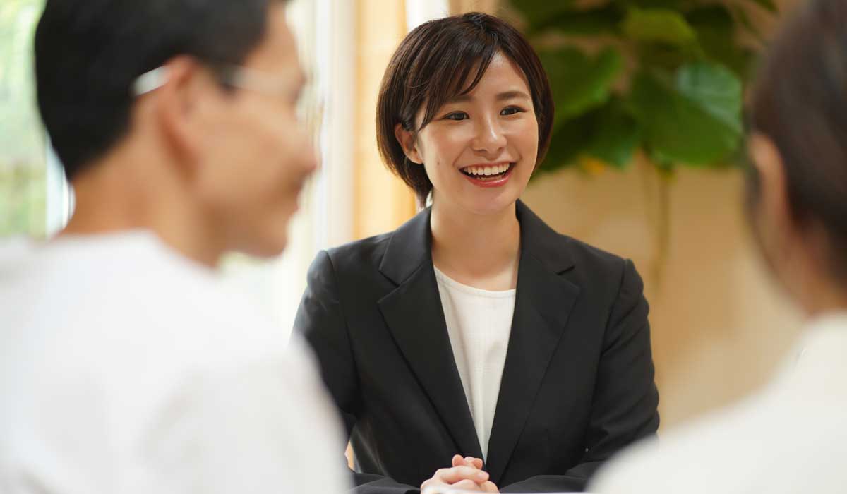 プランナーに相談しているカップル