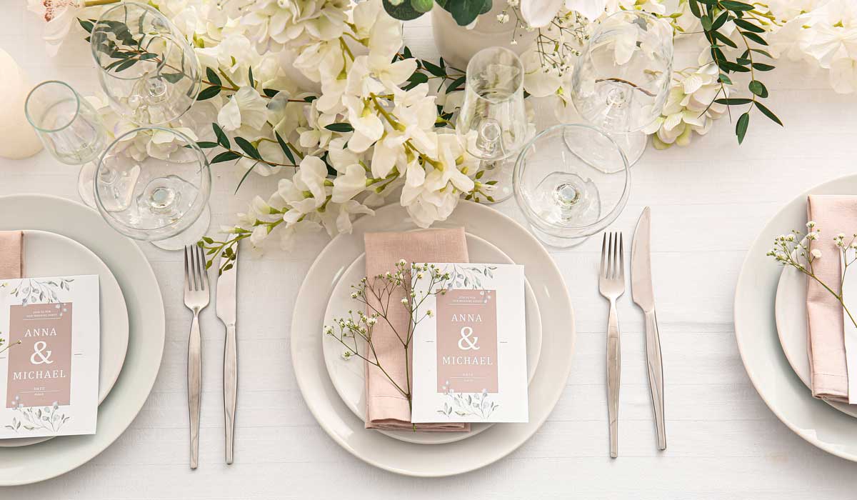 結婚式の席次表を披露宴会場のテーブルのお皿の上に置いている