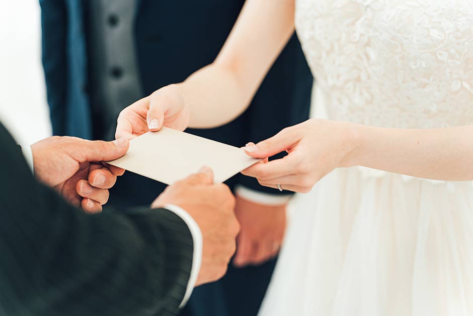 結婚式で父親に手紙を渡している花嫁