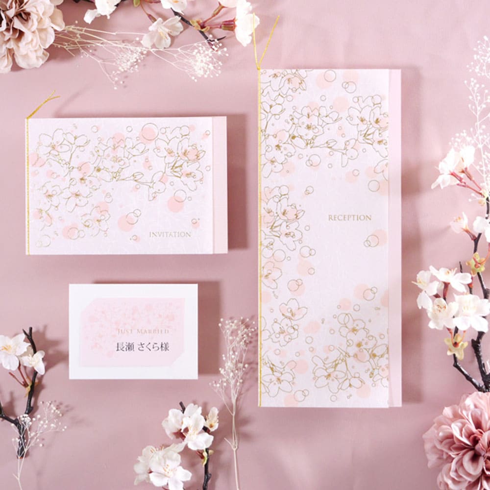半透明の紙と淡いピンクのレイヤードが上品で可愛らしい招待状