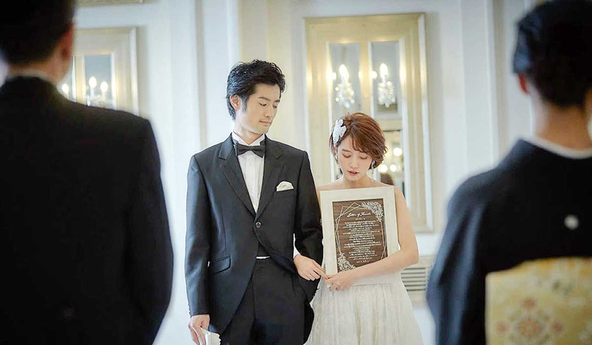 衣装をお披露目する新郎新婦