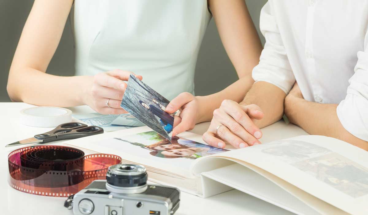 アルバムやムービー作りをするカップル