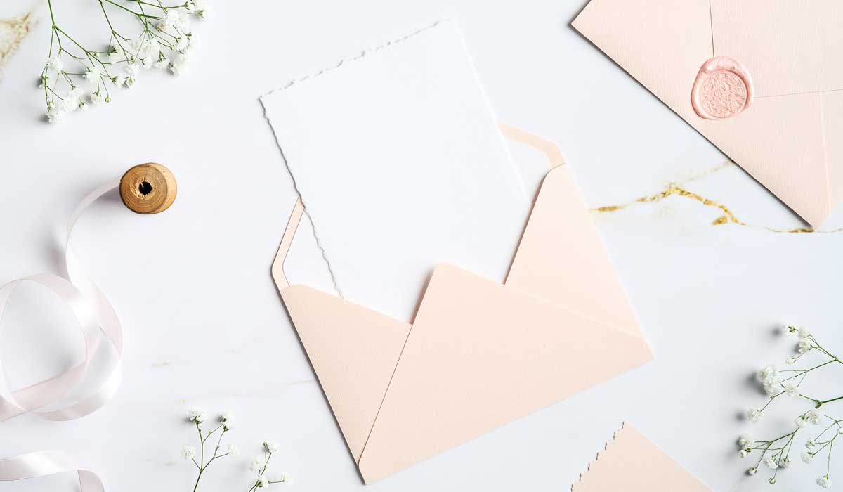 ピンクの封筒に入った花嫁の手紙