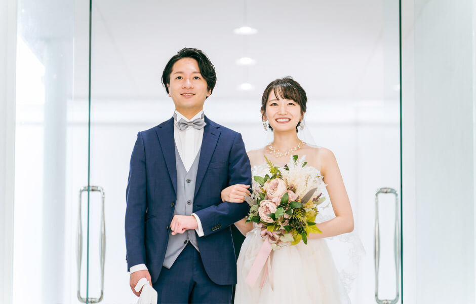 結婚式披露宴の新郎新婦入場シーン