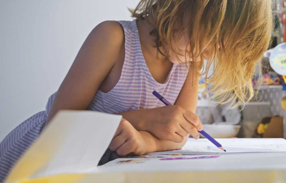 色鉛筆で塗り絵をしている女の子
