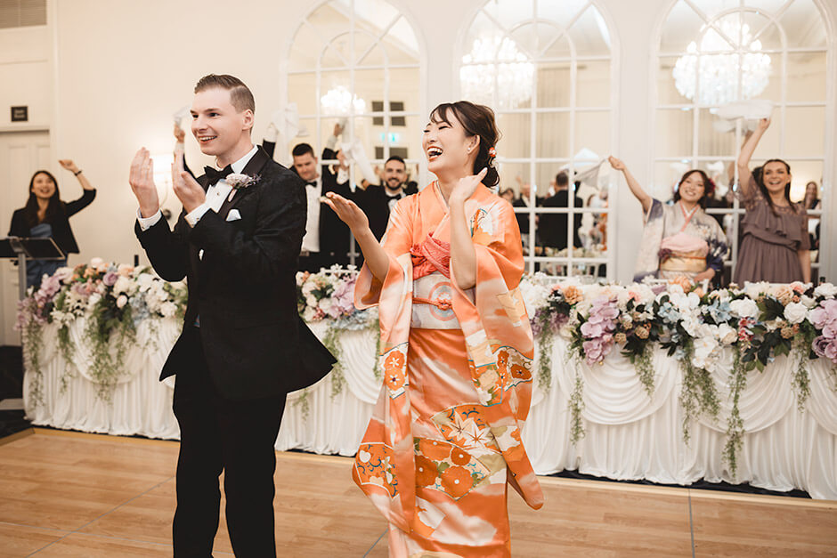 振袖を着た花嫁とタキシードの花婿、国際結婚カップルの挙式