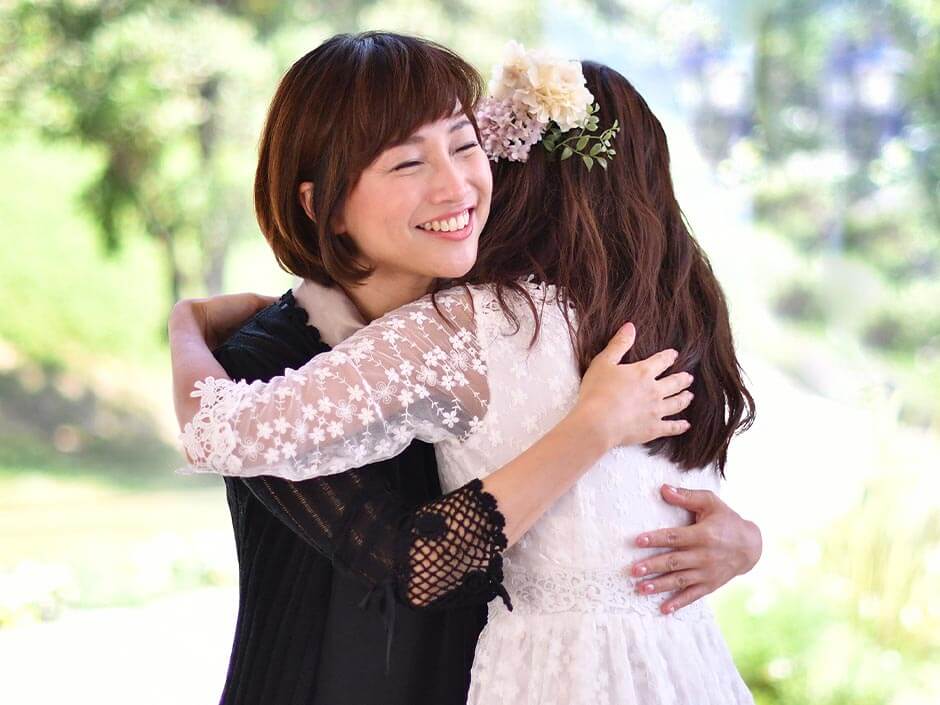 結婚式でハグをしてる母と花嫁姿の娘