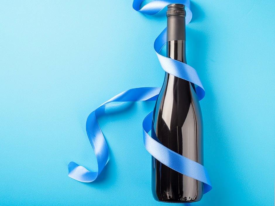 ワインボトルにリボンをしたギフト