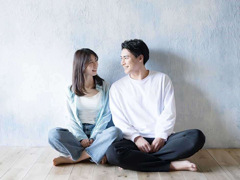 見つめ合う笑顔のカップル