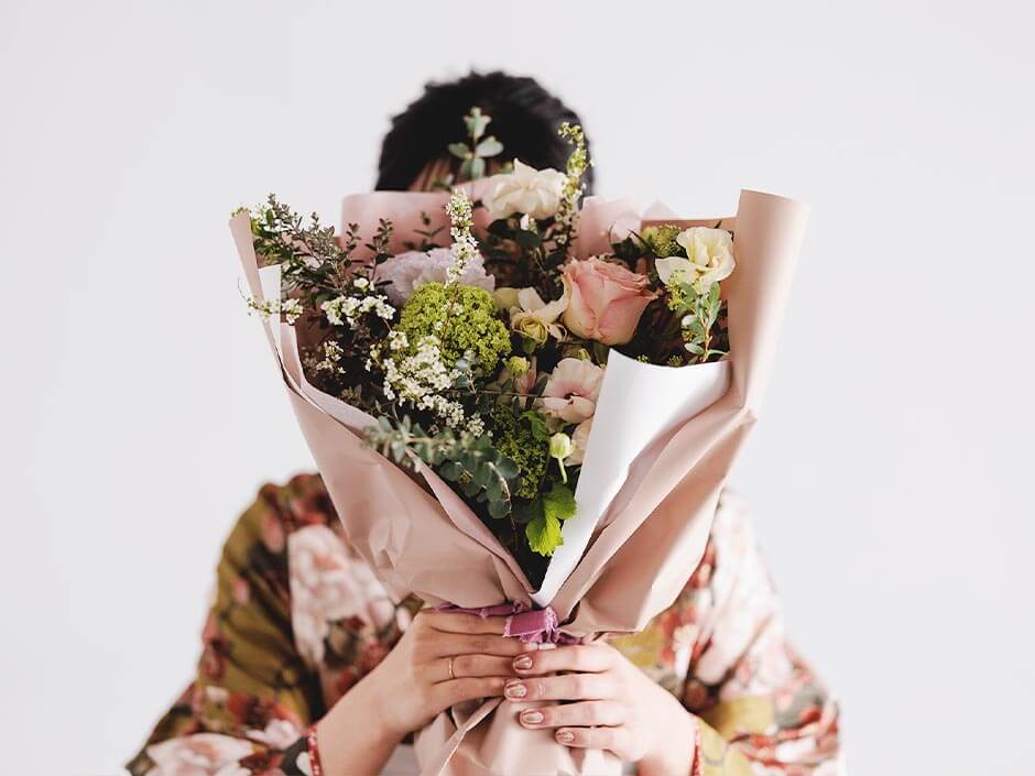 花束を持った和服姿の女性