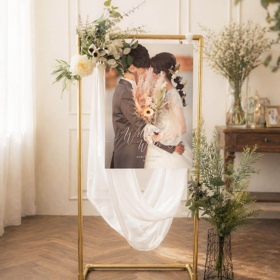 コッパースタンドに写真ウェルカムボードを吊るしている結婚式ウェルカムスペース