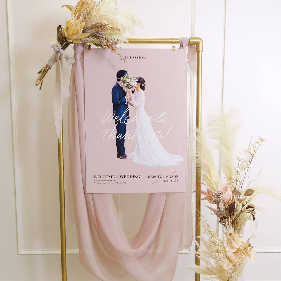 結婚式のウェルカムスペースに飾ったコッパースタンドに吊るした写真ウェルカムボード