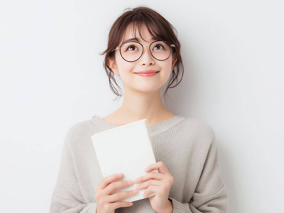 アイデアをひらめいた眼鏡をかけた女性