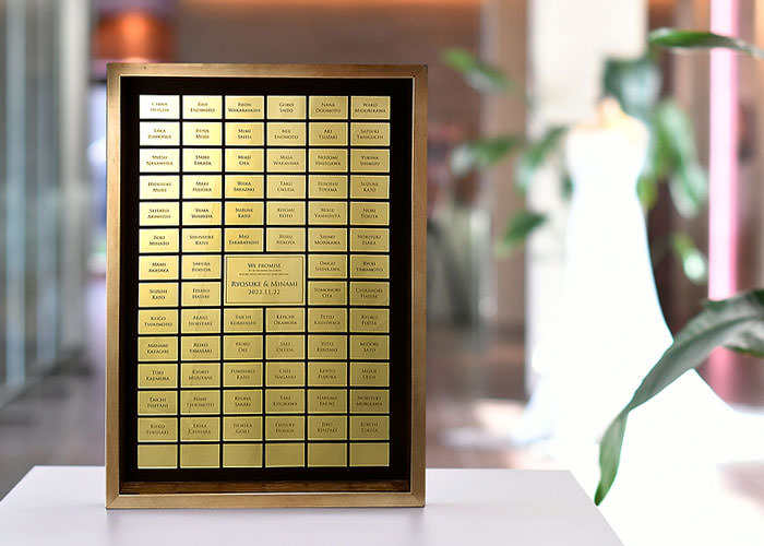 ゲスト参加型 名前入アクリルゴールド結婚証明書式場に飾ったイメージ