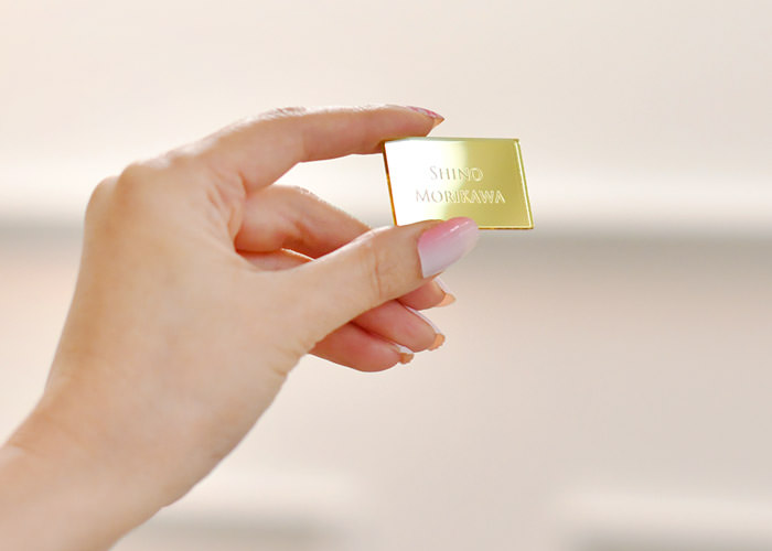 キラキラと輝きが美しいアクリルミラー素材のエンゲージプレート