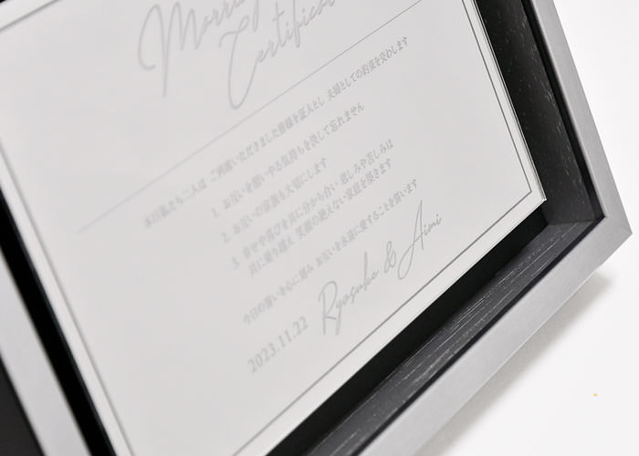 深さのあるフレームに浮かぶようにセットされたシルバーのアクリルプレートの立体感が美しい結婚証明書