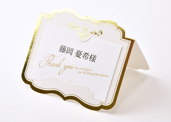 アンティークなフォルムが際立つ存在感を与える万能席札