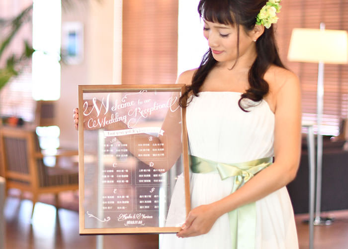 透明なアクリルボードに白文字印刷されたシーティングチャート