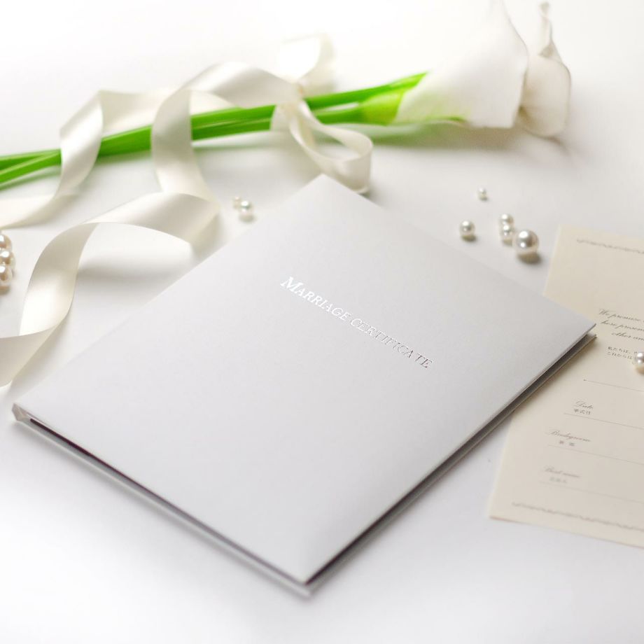 純白のカバーにさりげなく輝くシルバーの箔押しがおしゃれなシンプルデザインの結婚証明書
