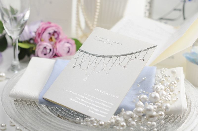 シンプルなホワイトの ペーパーアイテム