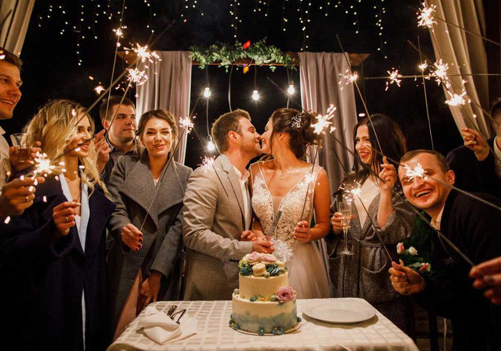 みんなで盛り上がっている結婚披露宴パーティーの様子