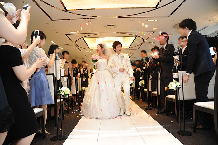 人前式ラストのフラワー&リボンシャワーです。リボンは新婦手作りで節約!ゲストのみなさんに祝福されて最高に幸せでした。