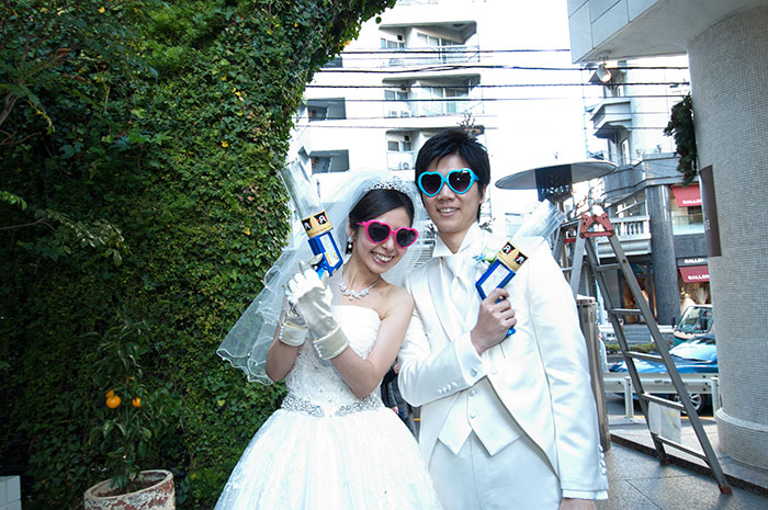 人前式後にガーデンでパラシュートベアの演出を!既婚者未婚者関係なく全員で参加してもらえて、ブーケトスの代わりになる演出がしたかったので、主人の出身地のゆるキャラに幸せを込めておすそわけ!ハートのサングラスもお気に入りです。