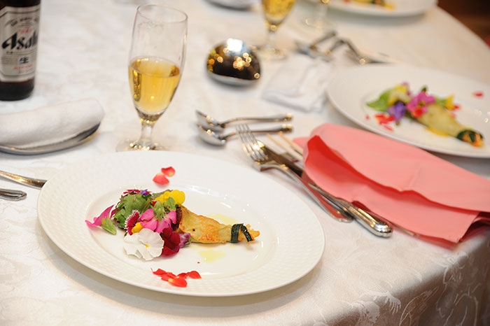 エディブルフラワーの花束のカネロニで、ゲスト全員に幸せのブーケトスを!