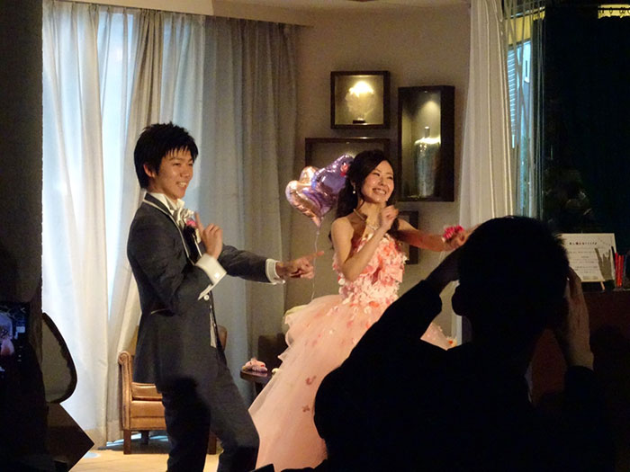 お色直し後の再入場では、新郎新婦自ら恋ダンスを披露!