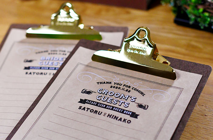 不動人気のクラフト紙にお二人の名前とホワイト印刷で引き立つ特別感