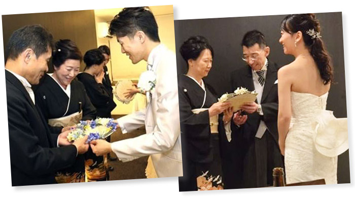 両親プレゼントとして贈呈する新郎新婦、喜びのご両親