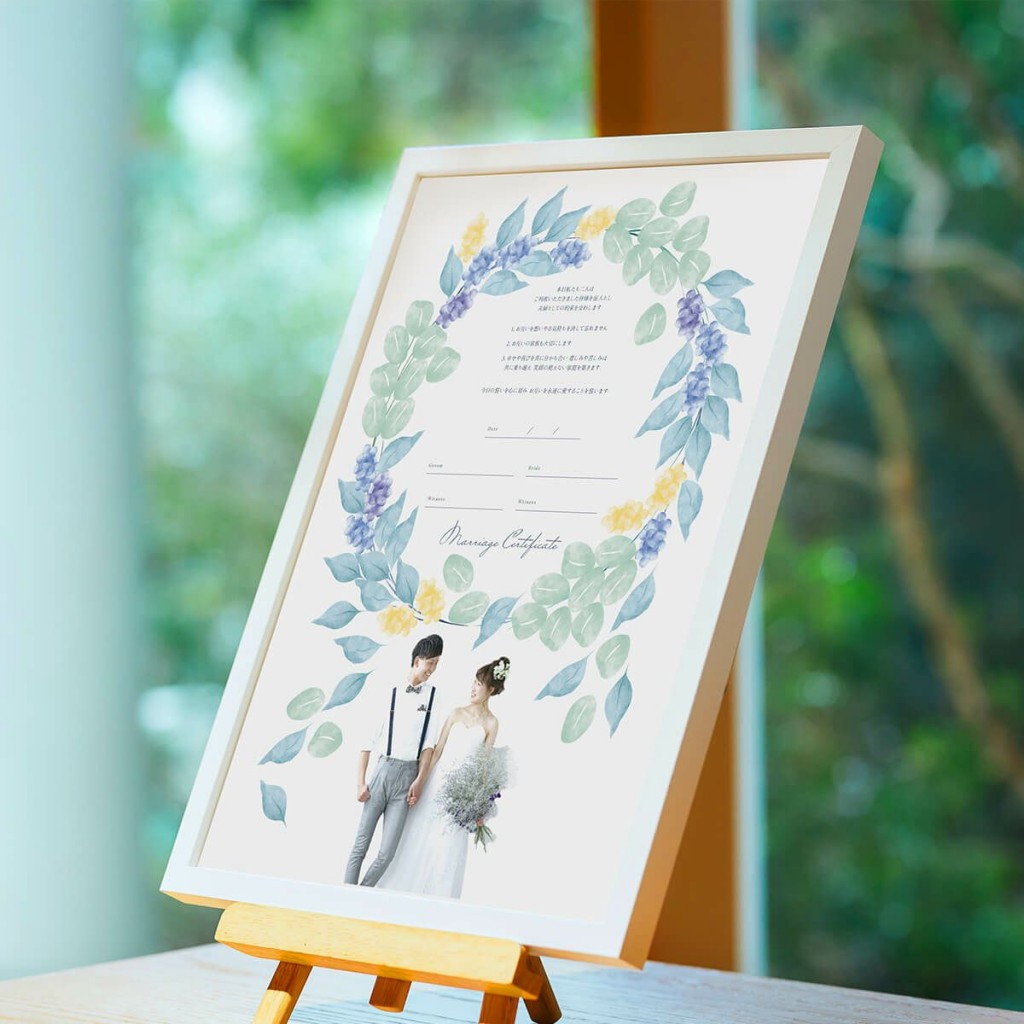 ゲストのみんなから承認のサインもらて完成させる二人の写真入りの結婚証明書
