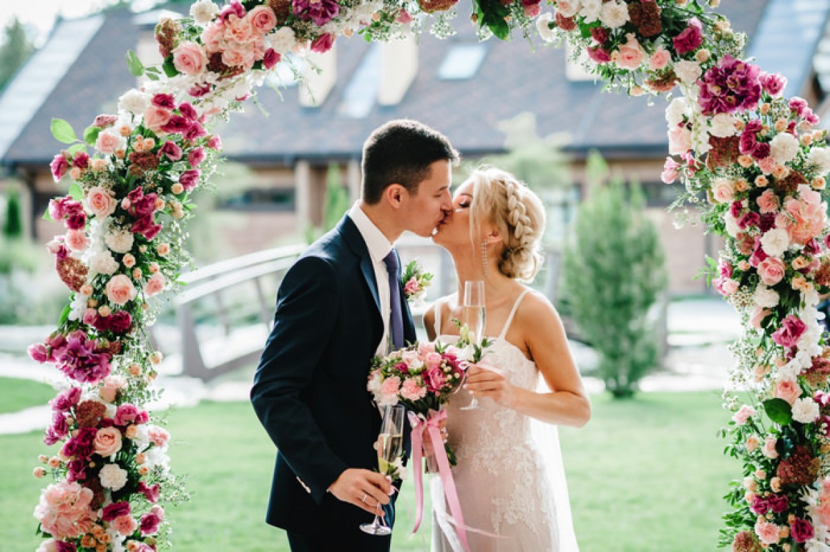 結婚式ギフトにおけるアートフラワーと基本アレンジの親密な関係