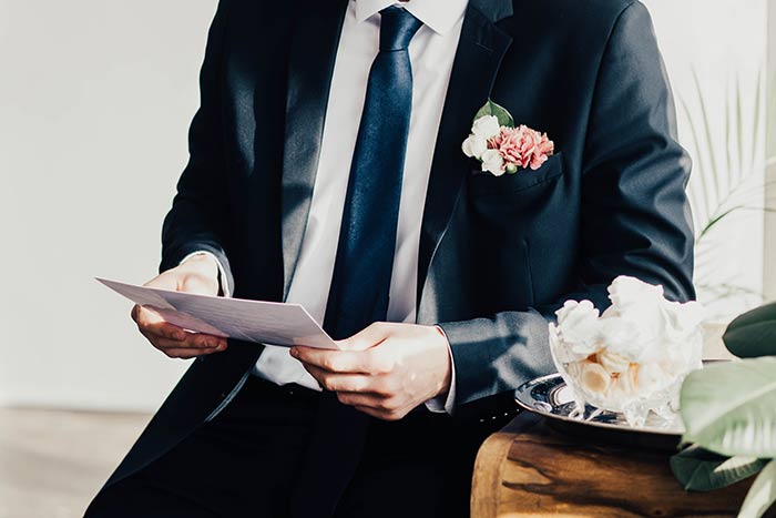 結婚披露宴本番前に手紙を読む練習をする男性