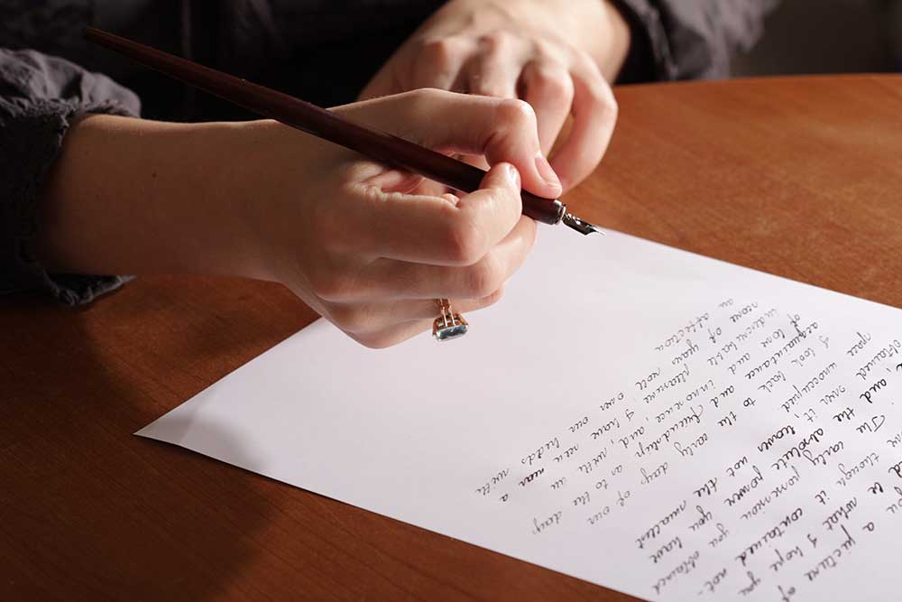 手紙を書く女性の手元