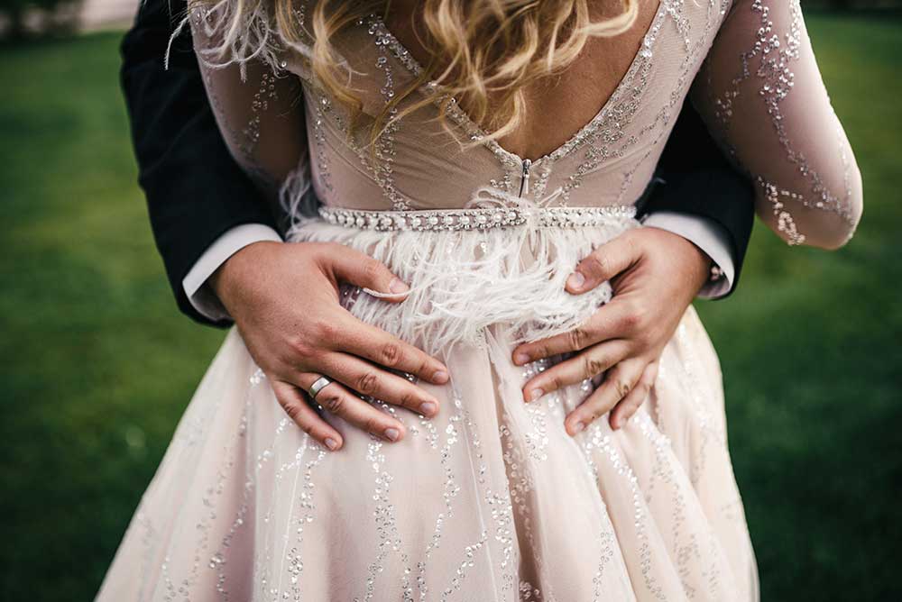 羽根のウェディングドレス