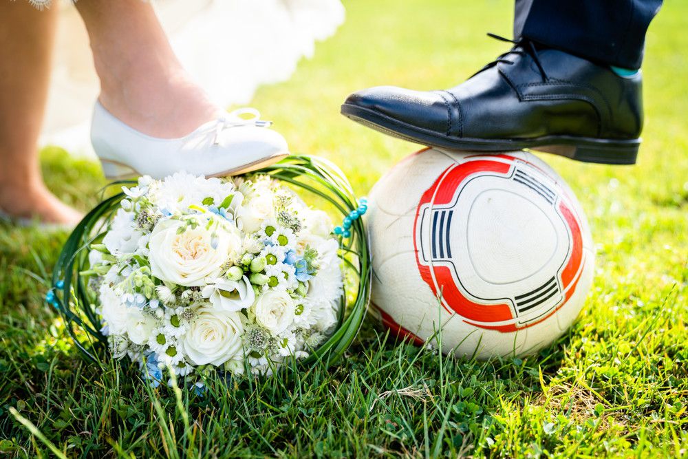 結婚式で新婦の花束ブーケトスの後に新郎のサッカーボールトスをする演出