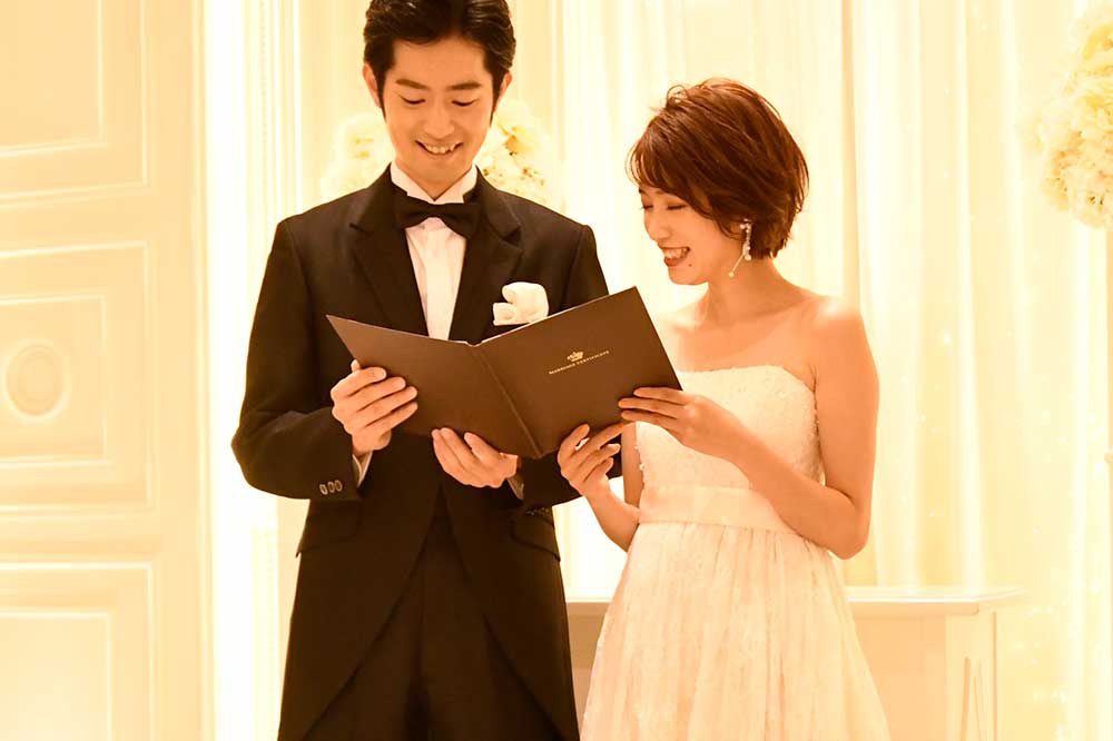 結婚証明書を手に持つ笑顔の新郎新婦