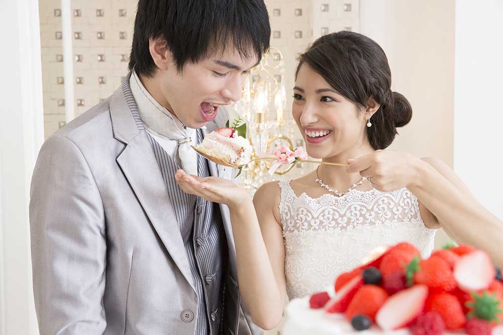 ケーキ入刀 ファーストバイトはもう飽きた 他にどんな演出したらいい アツメル結婚式レシピ 買える結婚式アイテム Wedding Mart ウェディングマート