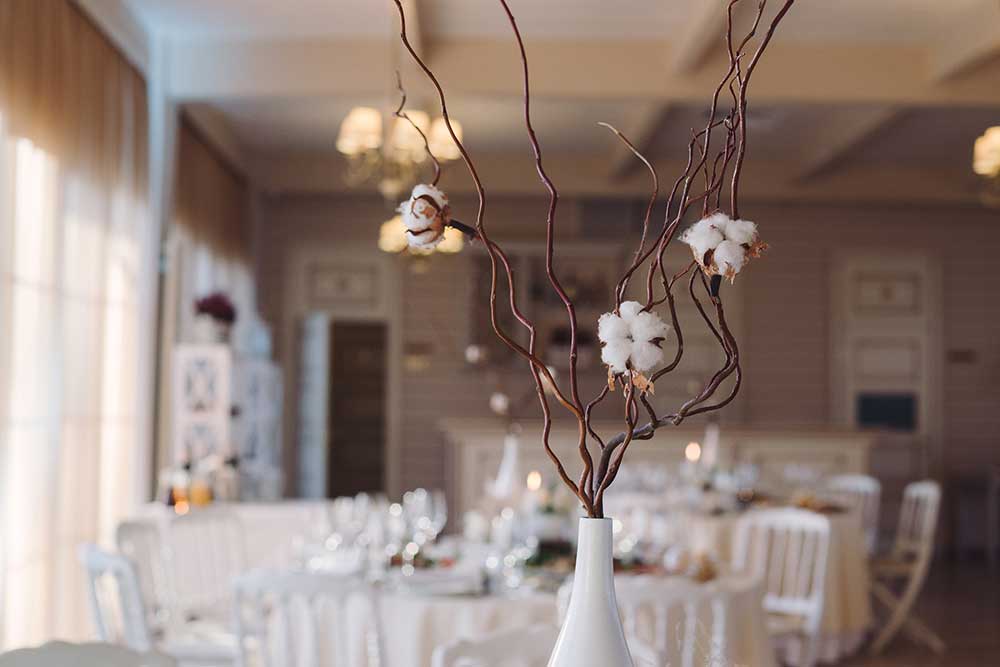 124342822コットンフラワーの枝をスタイリッシュに飾っている結婚式のテーブル装飾