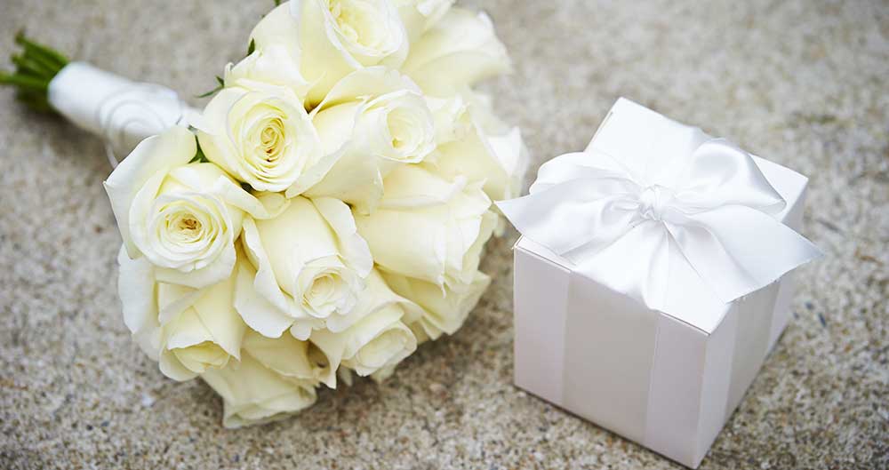 333215633白バラのウェディングブーケと白いボックスと白いリボンのプレゼントボックス